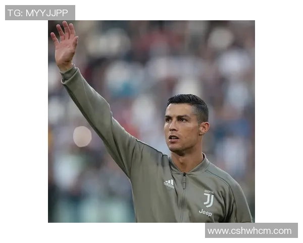 球迷疯狂冲入赛场抢夺C罗球衣引发热议与争议